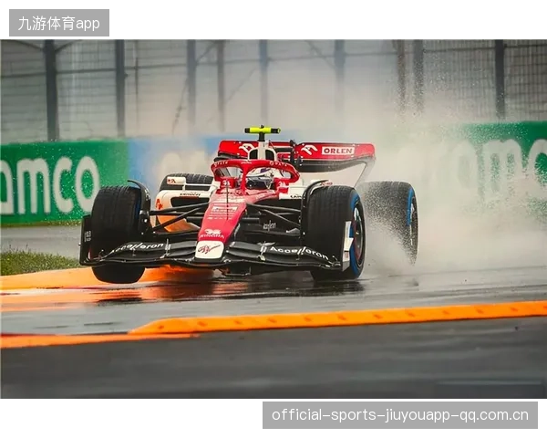 F1车队战术失误引发队内风暴：从荣耀到危机的激烈较量